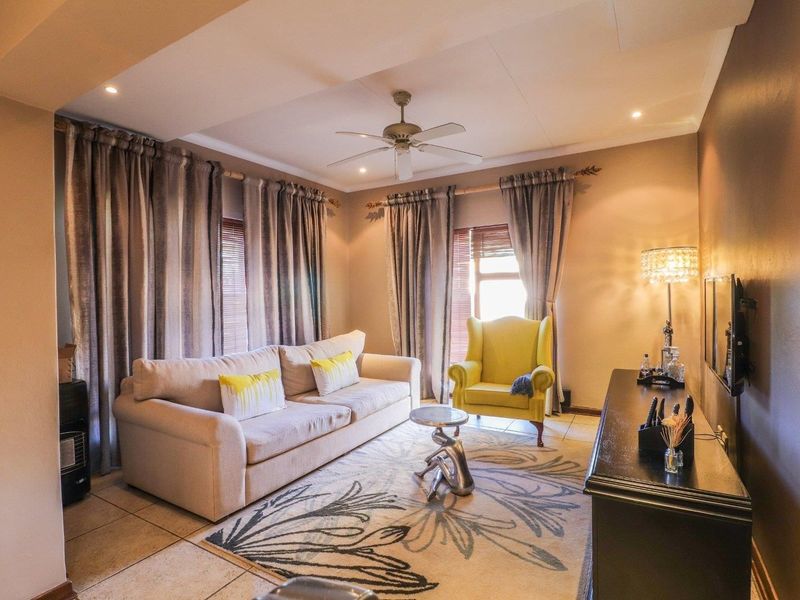 3 BEDROOM FAMILY HOME FOR SALE IN SOVEREIGN PARK - Photo 10