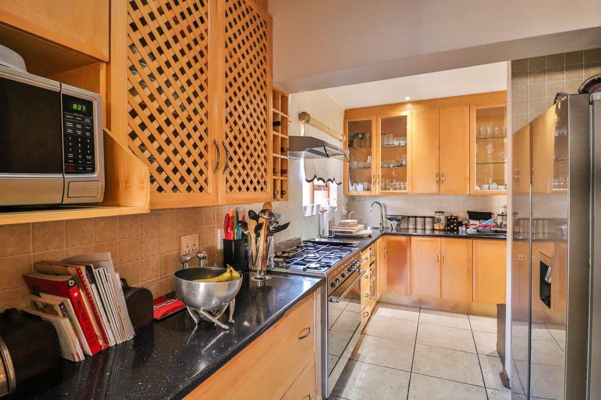 3 BEDROOM FAMILY HOME FOR SALE IN SOVEREIGN PARK - Photo 4