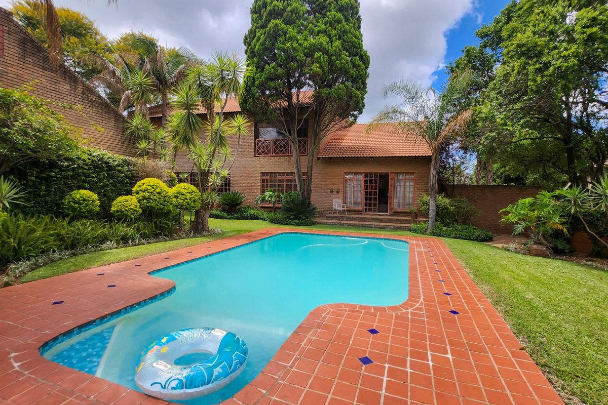 Exceptional 5-Bedroom Family Home with Spacious Elegance - Photo 4