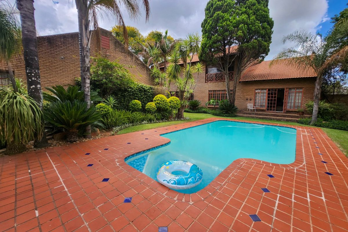 Exceptional 5-Bedroom Family Home with Spacious Elegance - Photo 5