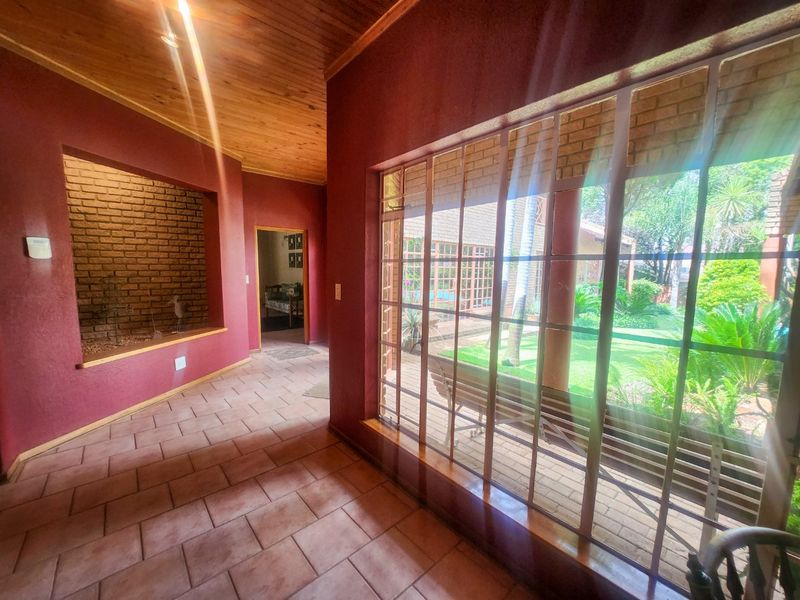 Exceptional 5-Bedroom Family Home with Spacious Elegance - Photo 9