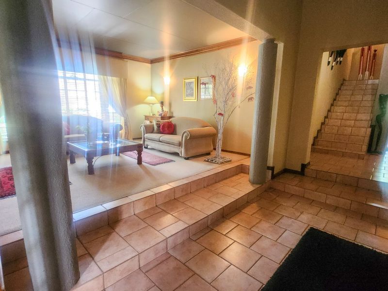 Exceptional 5-Bedroom Family Home with Spacious Elegance - Photo 10