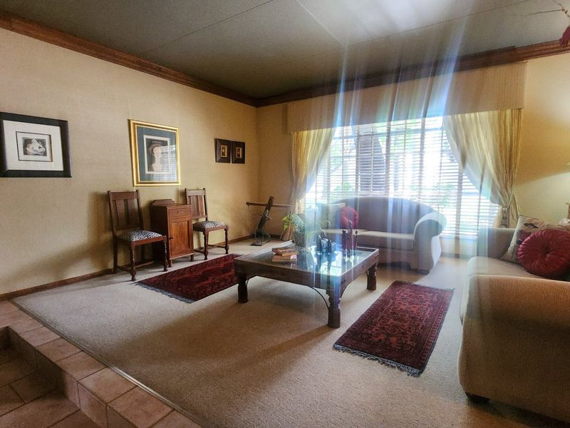 Exceptional 5-Bedroom Family Home with Spacious Elegance - Photo 8