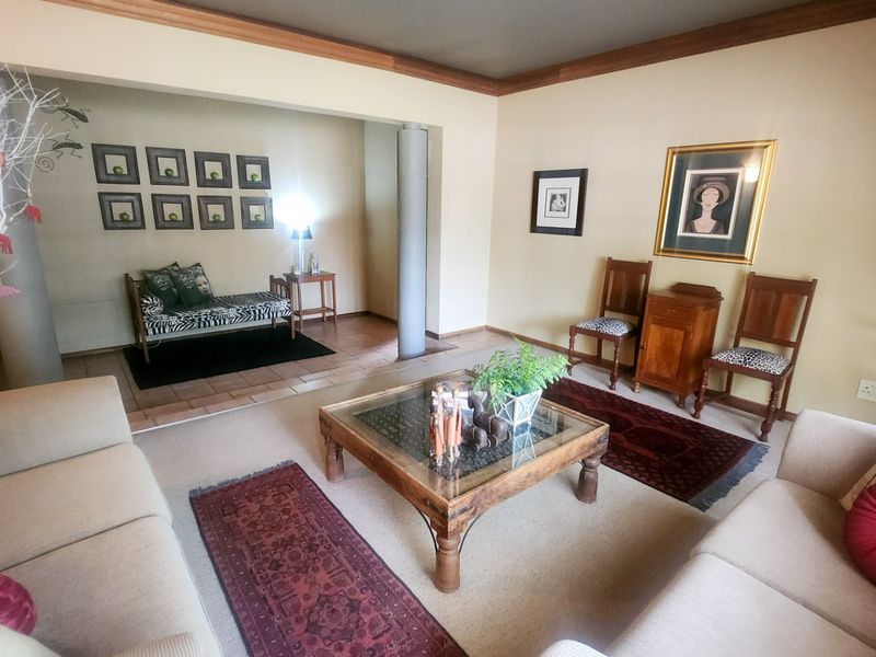 Exceptional 5-Bedroom Family Home with Spacious Elegance - Photo 7