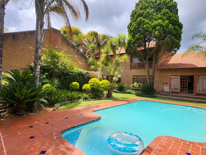 Exceptional 5-Bedroom Family Home with Spacious Elegance - Photo 6