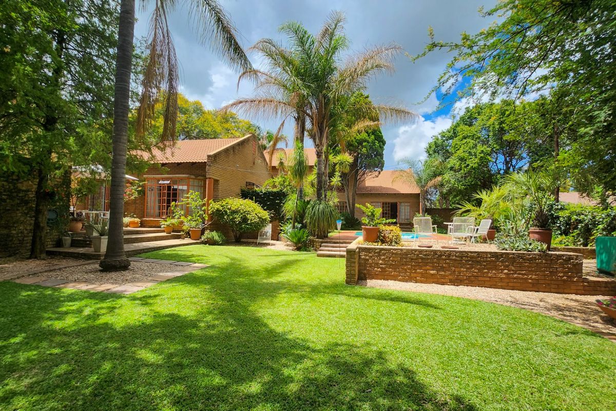 Exceptional 5-Bedroom Family Home with Spacious Elegance - Photo 2