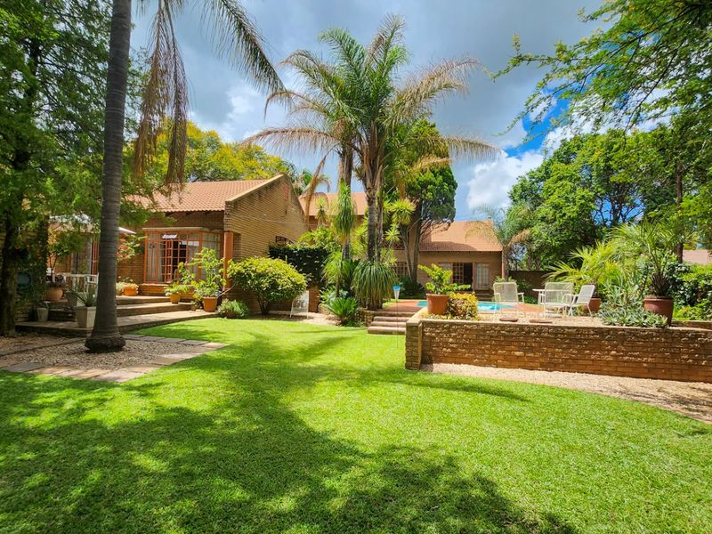 Exceptional 5-Bedroom Family Home with Spacious Elegance - Photo 2