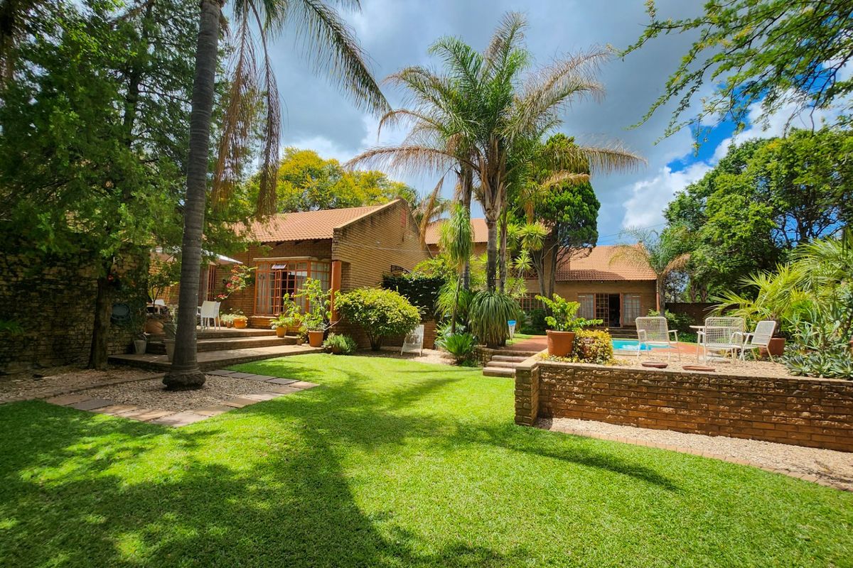 Exceptional 5-Bedroom Family Home with Spacious Elegance - Photo 3