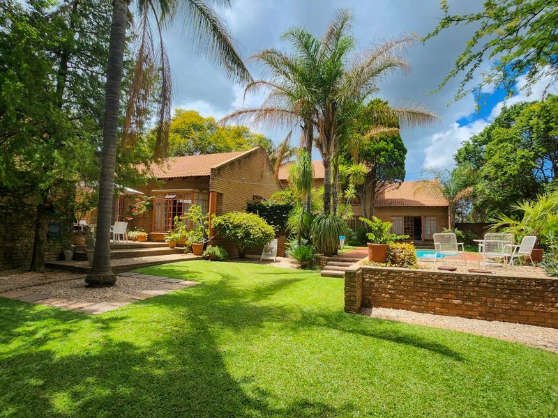 Exceptional 5-Bedroom Family Home with Spacious Elegance - Photo 3