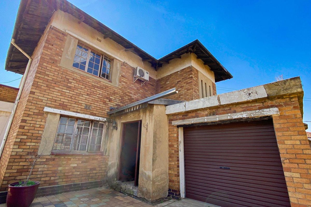 UNDER CONSTRUCTION, Double Story,Face brick, corner house, with swimming pool. - Photo 4