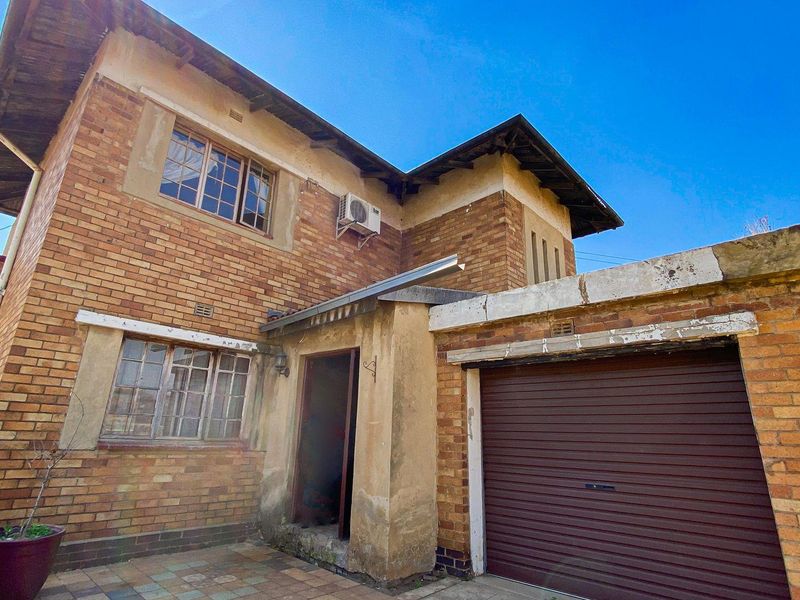 UNDER CONSTRUCTION, Double Story,Face brick, corner house, with swimming pool. - Photo 4