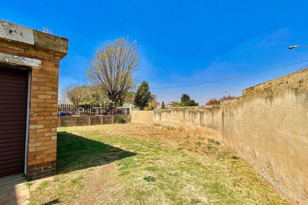 UNDER CONSTRUCTION, Double Story,Face brick, corner house, with swimming pool. - Photo 5