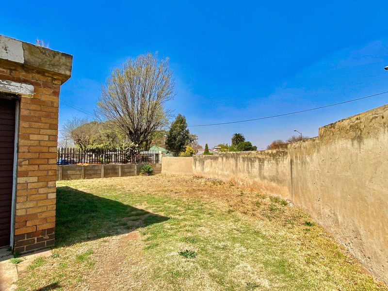 UNDER CONSTRUCTION, Double Story,Face brick, corner house, with swimming pool. - Photo 5