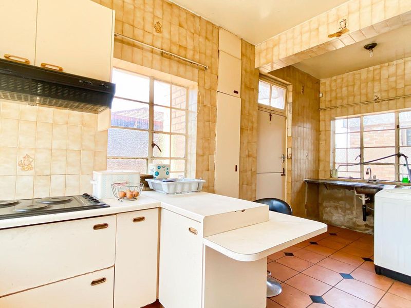 UNDER CONSTRUCTION, Double Story,Face brick, corner house, with swimming pool. - Photo 10