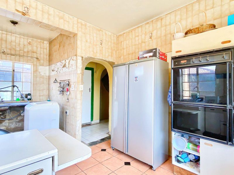 UNDER CONSTRUCTION, Double Story,Face brick, corner house, with swimming pool. - Photo 9