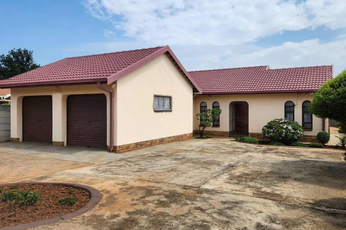 Discover modern living in this beautifully maintained property featuring spacious interiors, a swimming pool, and all the comforts of home. - Photo 5