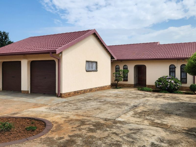 Discover modern living in this beautifully maintained property featuring spacious interiors, a swimming pool, and all the comforts of home. - Photo 5