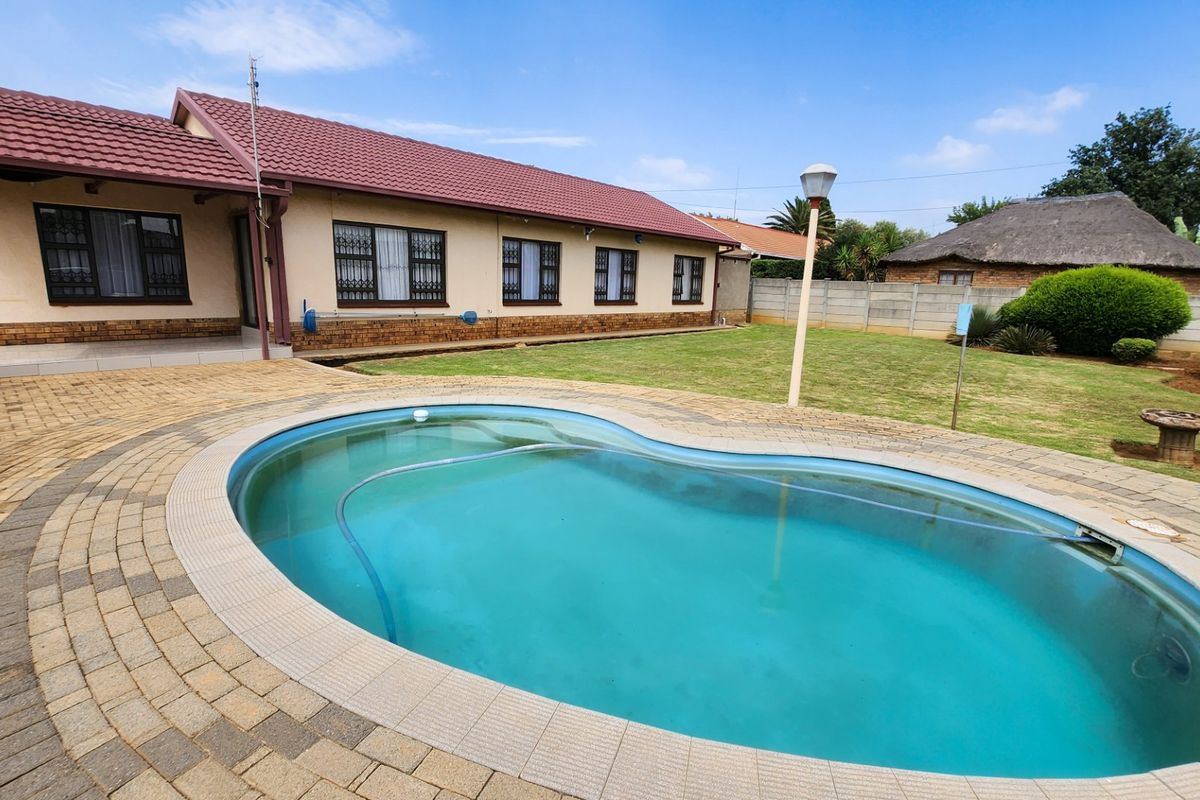 Discover modern living in this beautifully maintained property featuring spacious interiors, a swimming pool, and all the comforts of home. - Photo 2