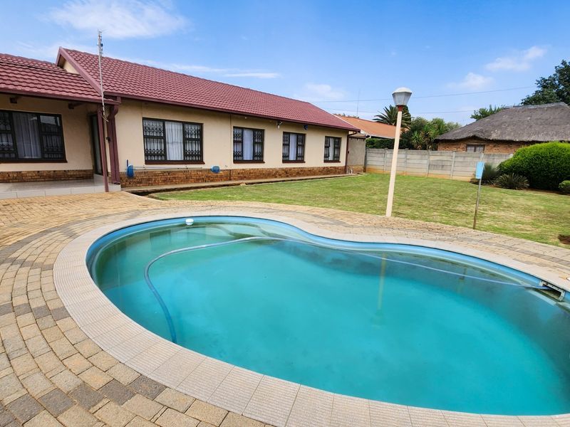 Discover modern living in this beautifully maintained property featuring spacious interiors, a swimming pool, and all the comforts of home. - Photo 2