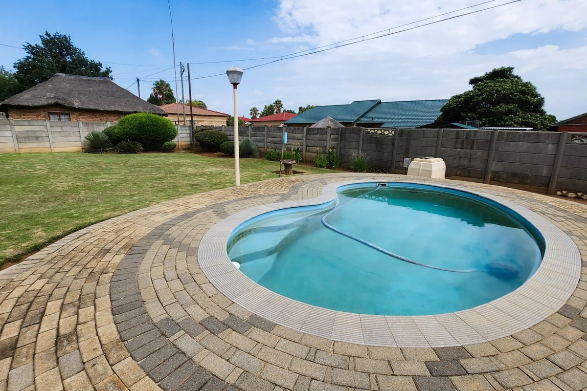 Discover modern living in this beautifully maintained property featuring spacious interiors, a swimming pool, and all the comforts of home. - Photo 3