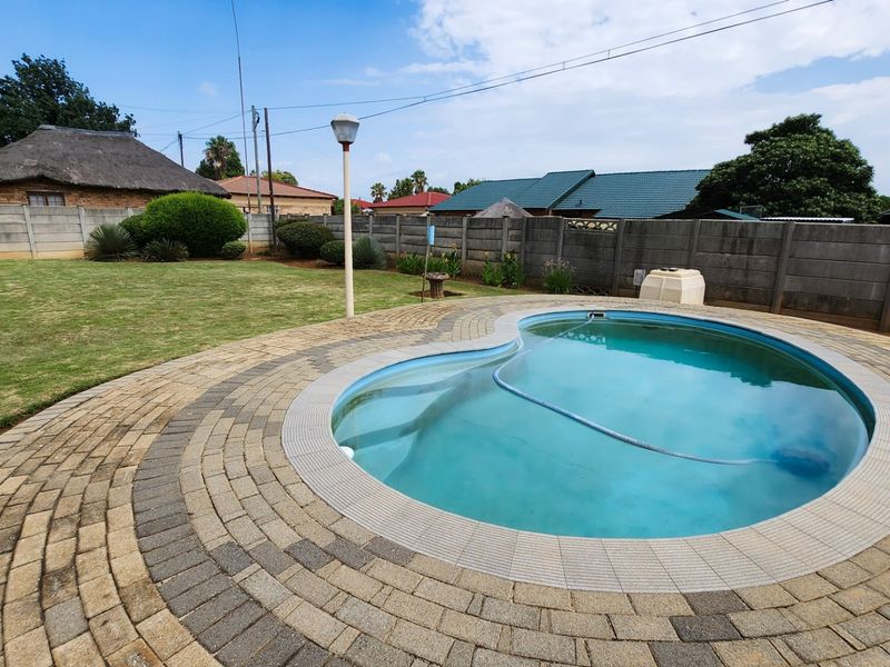 Discover modern living in this beautifully maintained property featuring spacious interiors, a swimming pool, and all the comforts of home. - Photo 3