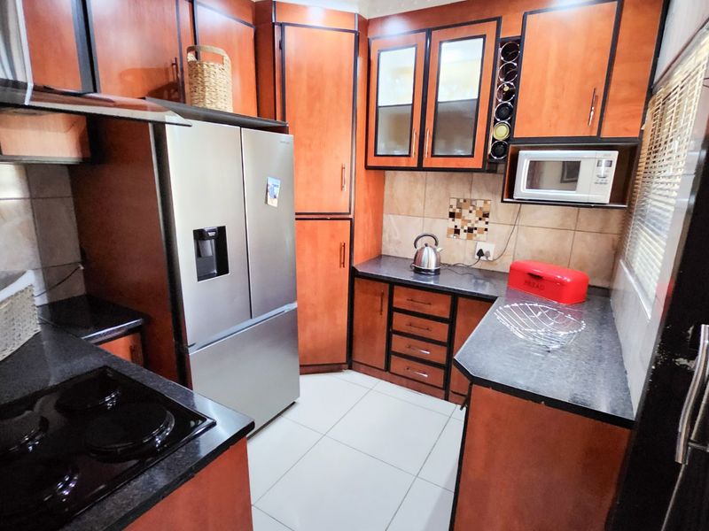 Discover modern living in this beautifully maintained property featuring spacious interiors, a swimming pool, and all the comforts of home. - Photo 10