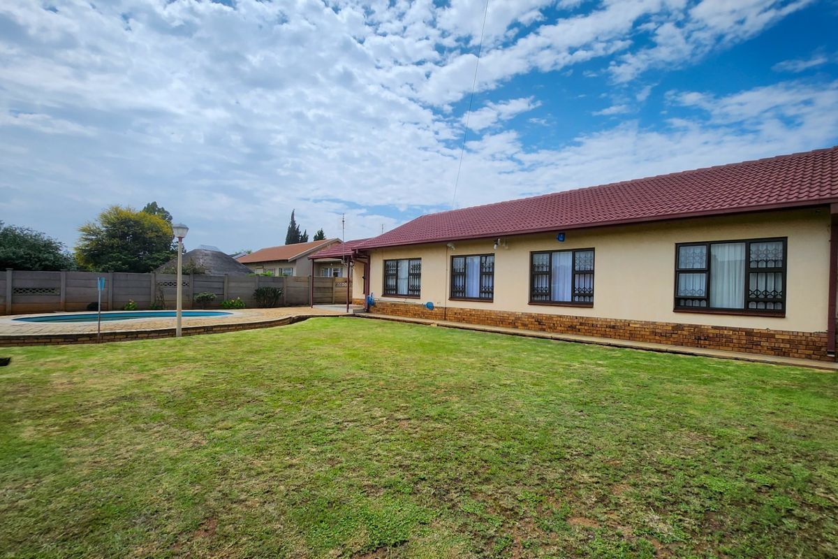 Discover modern living in this beautifully maintained property featuring spacious interiors, a swimming pool, and all the comforts of home. - Photo 4