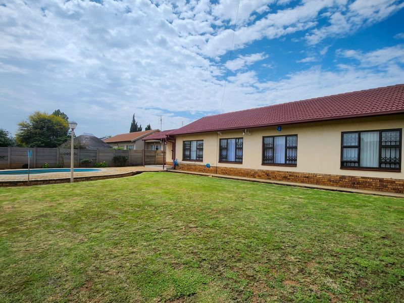 Discover modern living in this beautifully maintained property featuring spacious interiors, a swimming pool, and all the comforts of home. - Photo 4