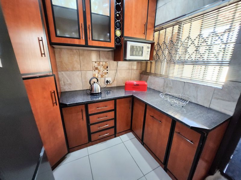 Discover modern living in this beautifully maintained property featuring spacious interiors, a swimming pool, and all the comforts of home. - Photo 9