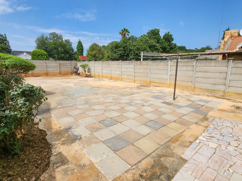 Discover modern living in this beautifully maintained property featuring spacious interiors, a swimming pool, and all the comforts of home. - Photo 8