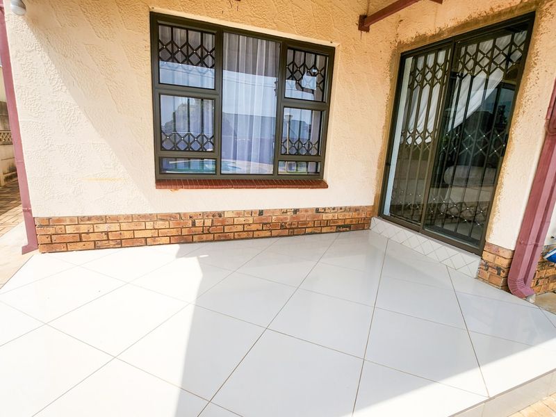 Discover modern living in this beautifully maintained property featuring spacious interiors, a swimming pool, and all the comforts of home. - Photo 7