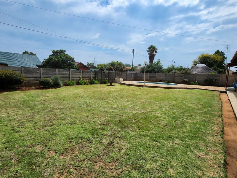 Discover modern living in this beautifully maintained property featuring spacious interiors, a swimming pool, and all the comforts of home. - Photo 6