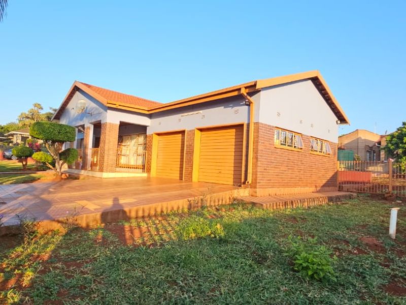 4  Bedroom  house  for Sale in  Thohoyandou Q - Photo 2