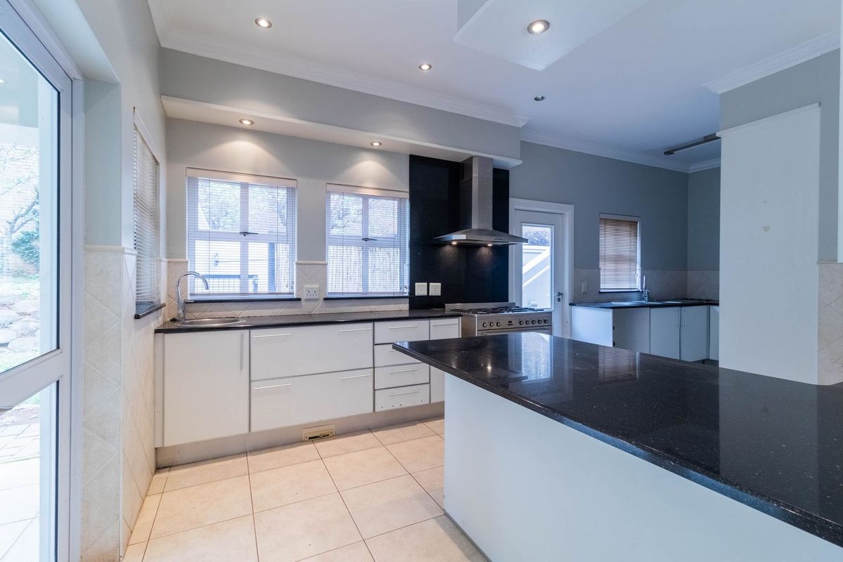 STUNNING 4 BEDROOM HOME WITH EXTRA 6000SQM TO BE DEVELOPED FOR SALE IN BEDFORDVIEW - Photo 5