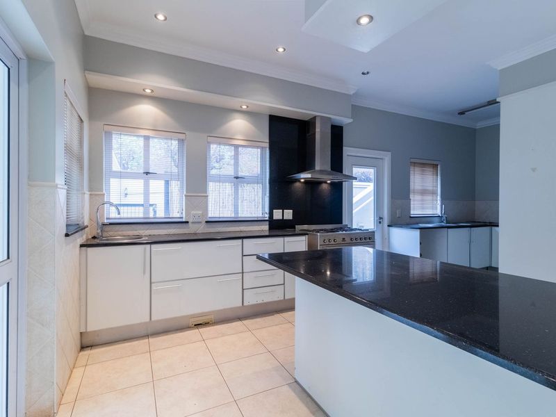 STUNNING 4 BEDROOM HOME WITH EXTRA 6000SQM TO BE DEVELOPED FOR SALE IN BEDFORDVIEW - Photo 5