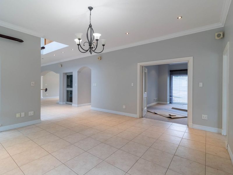 STUNNING 4 BEDROOM HOME WITH EXTRA 6000SQM TO BE DEVELOPED FOR SALE IN BEDFORDVIEW - Photo 9