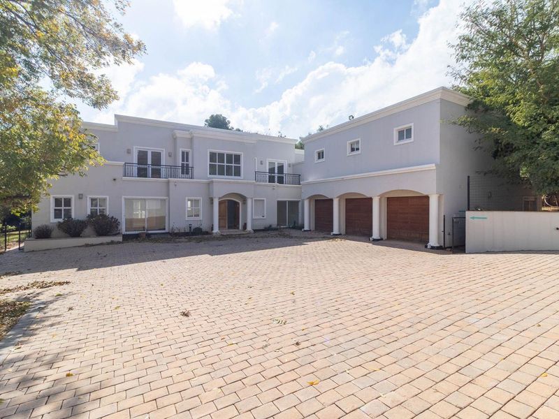 STUNNING 4 BEDROOM HOME WITH EXTRA 6000SQM TO BE DEVELOPED FOR SALE IN BEDFORDVIEW - Photo 1