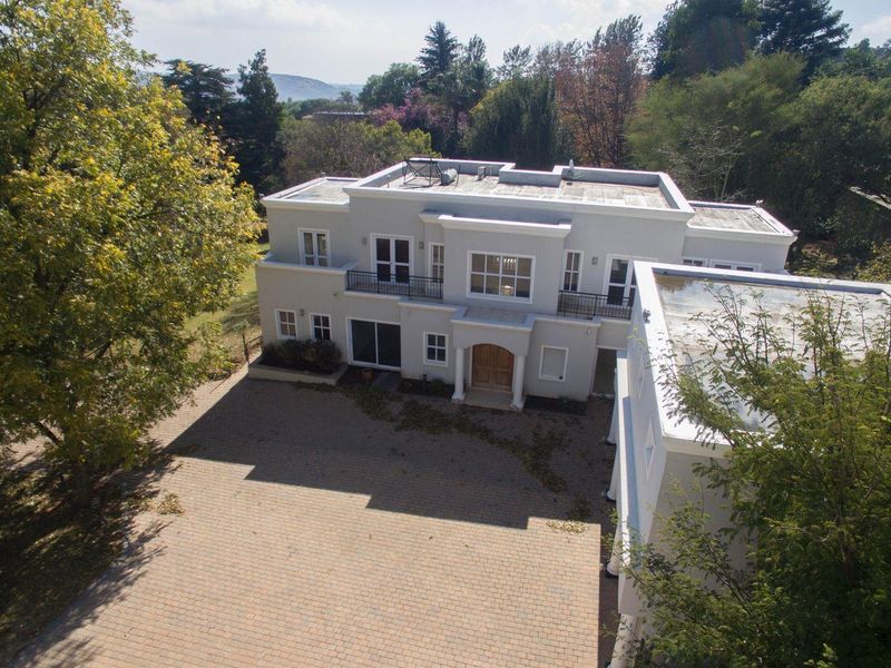 STUNNING 4 BEDROOM HOME WITH EXTRA 6000SQM TO BE DEVELOPED FOR SALE IN BEDFORDVIEW - Photo 2