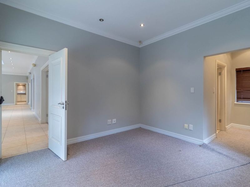 STUNNING 4 BEDROOM HOME WITH EXTRA 6000SQM TO BE DEVELOPED FOR SALE IN BEDFORDVIEW - Photo 9