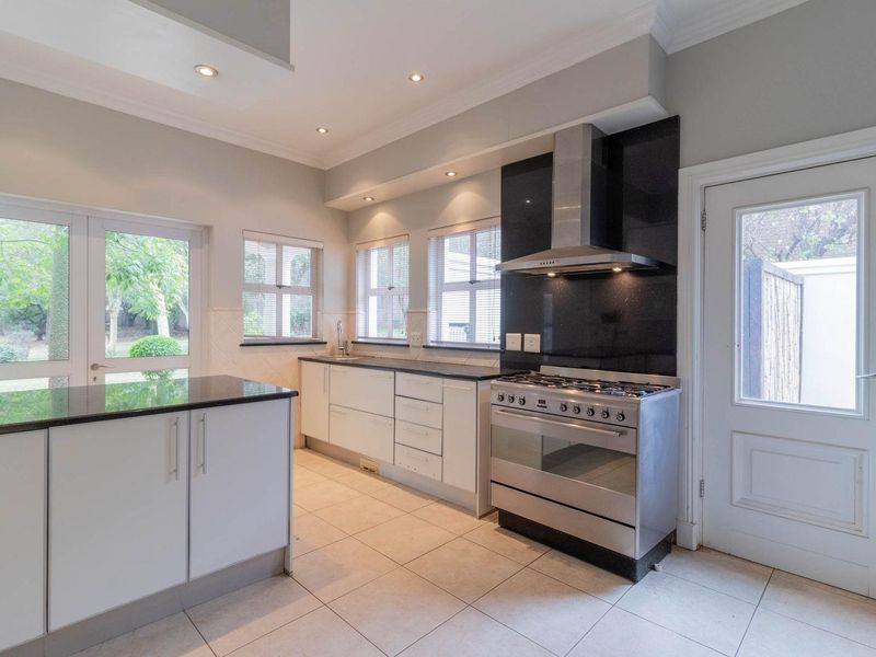 STUNNING 4 BEDROOM HOME WITH EXTRA 6000SQM TO BE DEVELOPED FOR SALE IN BEDFORDVIEW - Photo 3