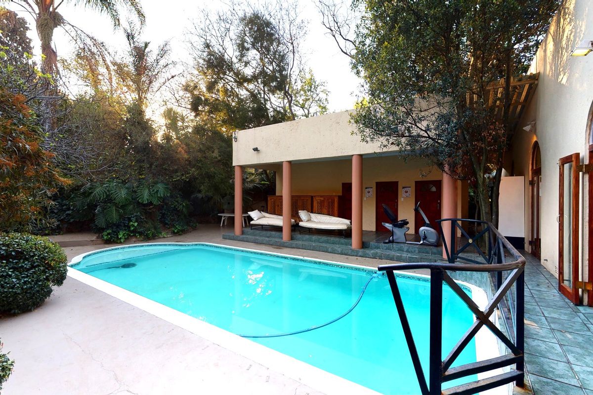 One en-suite bedroom to Let at posh establishment in  Bryanston - Photo 5