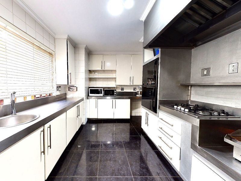 One en-suite bedroom to Let at posh establishment in  Bryanston - Photo 7