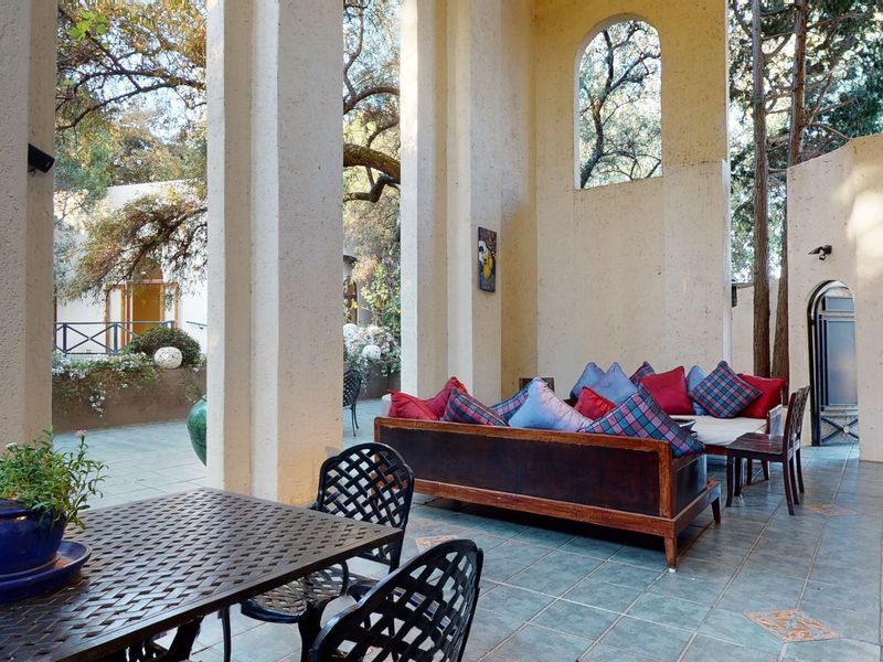 One en-suite bedroom to Let at posh establishment in  Bryanston - Photo 8