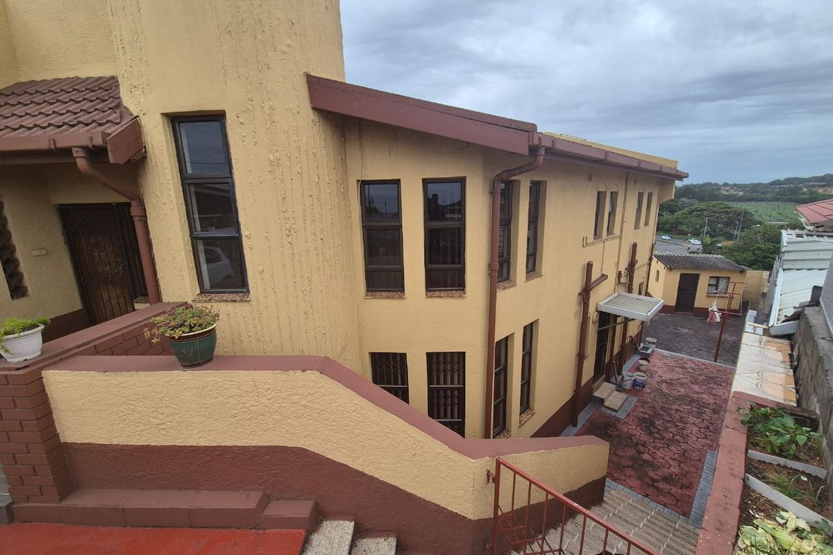 5 Bedroom House for sale in Mobeni Heights - Photo 2