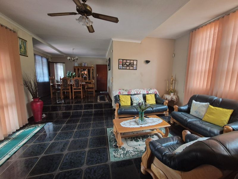 5 Bedroom House for sale in Mobeni Heights - Photo 6