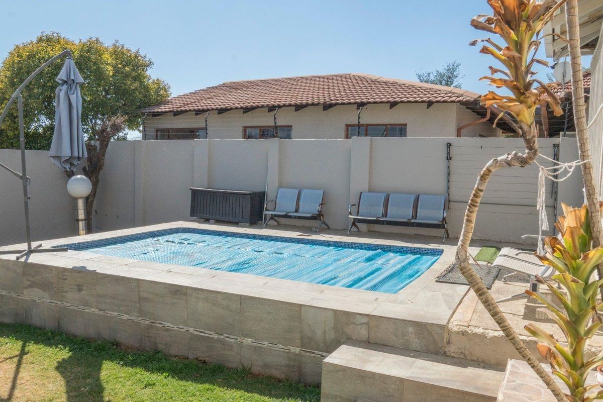 The most popular street in the SUBURB of SOLHEIM, lies this magnificent property with good views. - Photo 3