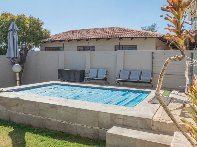 The most popular street in the SUBURB of SOLHEIM, lies this magnificent property with good views. - Photo 3