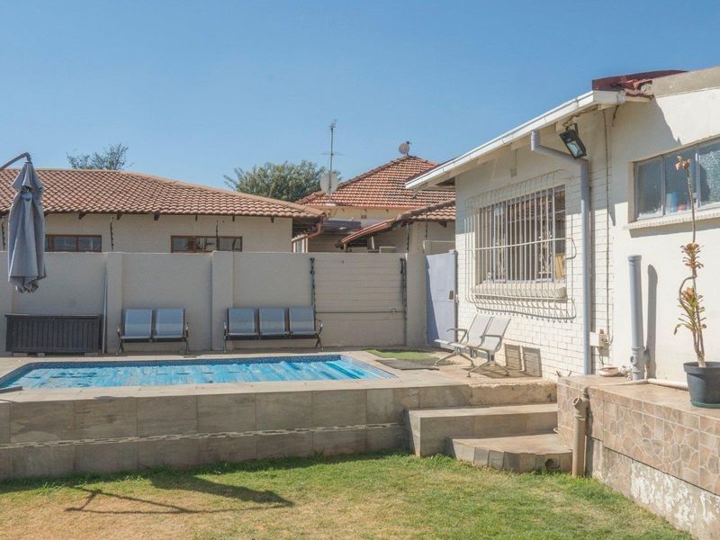 The most popular street in the SUBURB of SOLHEIM, lies this magnificent property with good views. - Photo 9