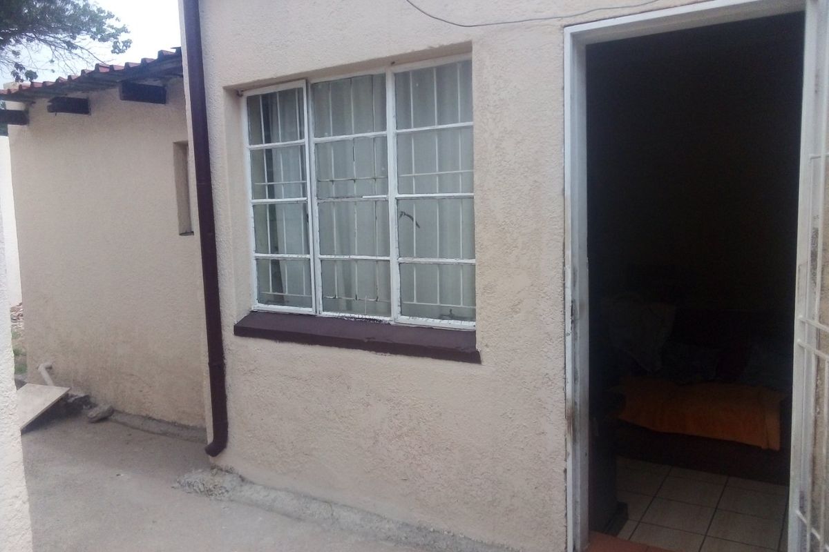 Calling investors, Multi tenanted property, in a prime area, of kensington. - Photo 2