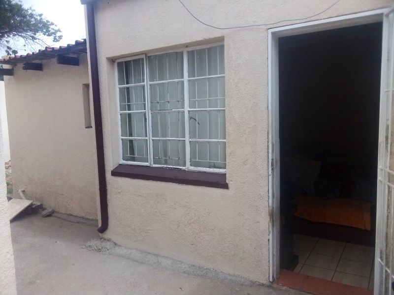 Calling investors, Multi tenanted property, in a prime area, of kensington. - Photo 2